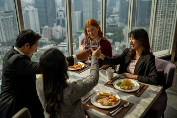 Drinking parties, groups of Asian and foreign friends to celebrate a successful party.