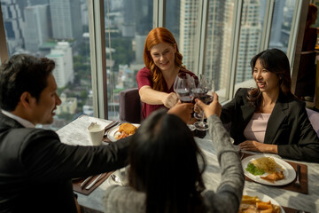 Drinking parties, groups of Asian and foreign friends to celebrate a successful party.