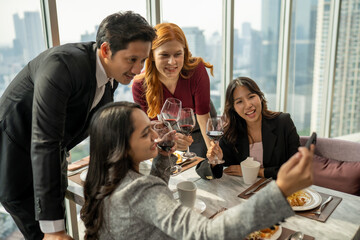 Fototapeta premium Drinking parties, groups of Asian and foreign friends to celebrate a successful party.