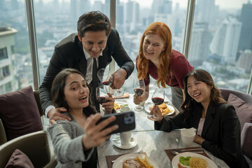 Drinking parties, groups of Asian and foreign friends to celebrate a successful party.