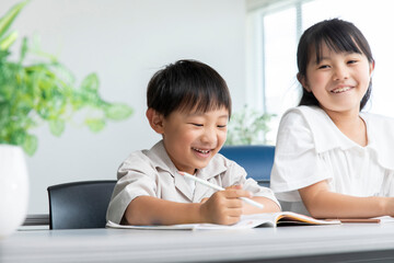 楽しく学習する子ども　child having fun learning