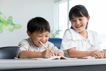 楽しく学習する子ども　child having fun learning