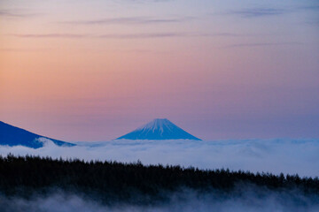 雲海に浮かぶ富士山