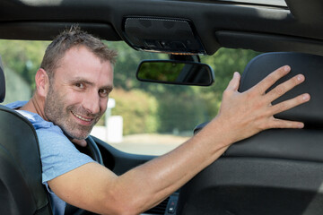 Obraz premium a handsome man driving a car