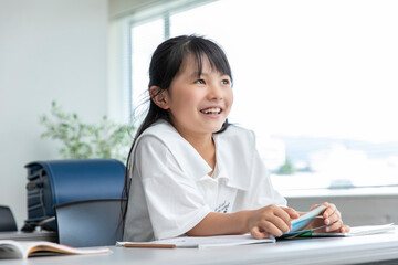 笑顔で勉強する小学生　Elementary school student studying with