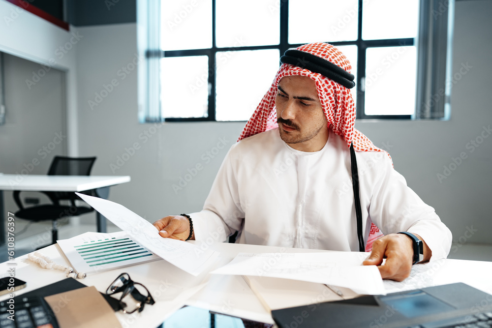 Poster Young successful arab businessman working in the office