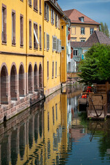 Rivière traversant la ville de Colmar en Alsace