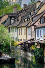 Fototapeta na wymiar Rivière traversant la ville de Colmar en Alsace