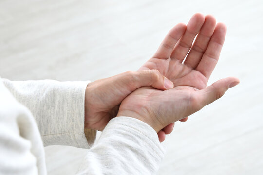 手のしびれ・震えに対する指圧