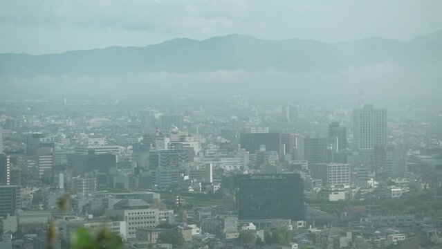 八幡山展望台から見える福井市 霧 濃霧 晴れる途中