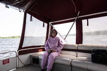 Fototapeta premium boating on the lake on an early sunny summer morning