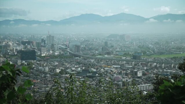 八幡山展望台から見える福井市 霧 濃霧 晴れる途中