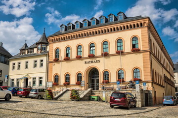 Naklejka premium reichenbach, deutschland - stadtpanorama mit altem rathaus