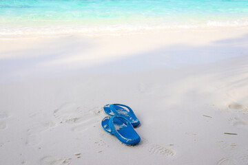 flip flops on the beach , 
slippers