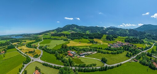 Fototapeta premium Panorama-Ausblick auf die Region um den Grüntensee im Wertach-Tal im Frühsommer 