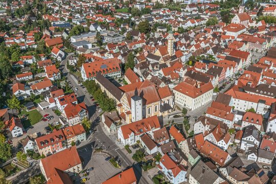 Die Altstadt von Mindelheim im Unterallg&auml;u aus der Luft

