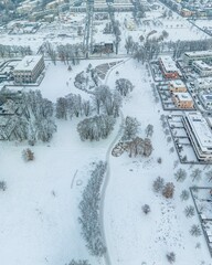 Der verschneite Sheridanpark in Augsburg an einem kalten, trüben Wintertag
