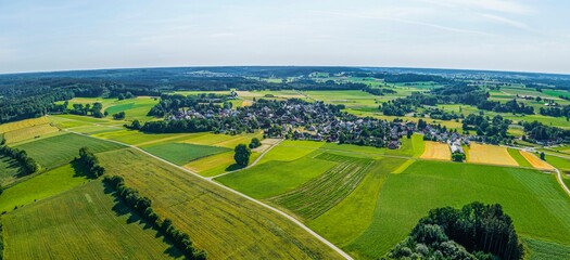 Fototapeta na wymiar Landwirtschaftlich geprägte Landschaft im schwäbischen Naturpark Westliche Wälder - Ausblick ins Schmuttertal und Margertshausen 
