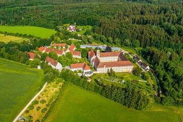 Kloster Oberschönenfeld in den Stauden nahe Augsburg im Luftbild

