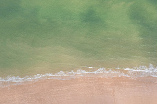La mer et la plage en Normandie en vue aérienne par drone