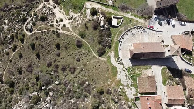 plano cenital de dron a iglesia y prado
