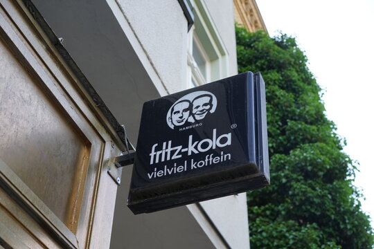 Werbeschild von fritz-kola in Prenzlauer Berg in Berlin am 08.06.2023