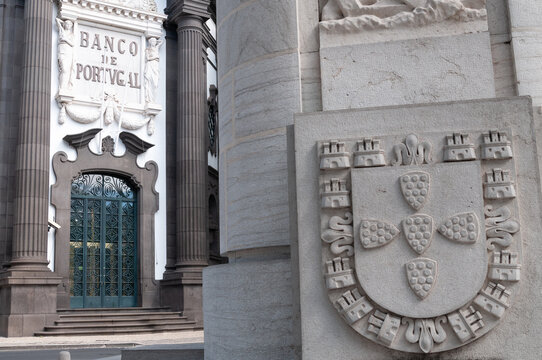 Fachada del banco de Portugal en la ciudad de Funchal, en primer t&eacute;rmino el escudo de Portugal.