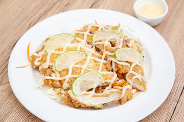 Fried chicken with lime and mayonnaise sauce