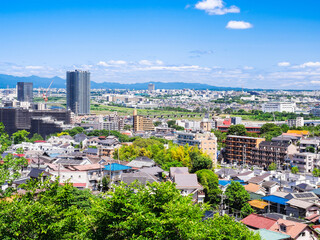 Obraz premium 青空が広がる郊外の住宅街