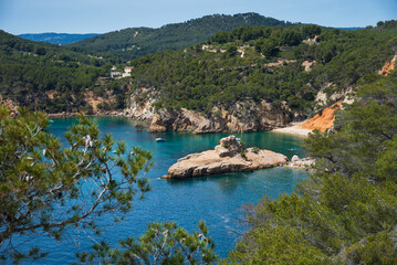 Fototapeta na wymiar Galley rock or Submarine rock. View from hiking path near Calanque de Port d'Alon (between Saint-Cyr-sur-Mer and Bandol), France. Spectacular seaside landscape. Nature travel background.