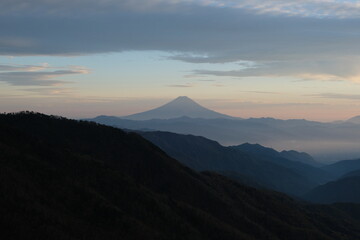 富士山の眺め。日本の雄大な自然。百名山。