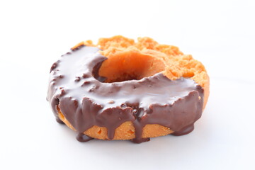 チョコレートでコーティングしたオールドファッションドーナツ
