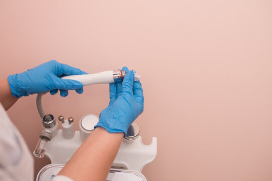 The cosmetologist includes a device for carrying out the procedure, attachments to the HydraFacial device for facial skin care in a spa clinic to combat acne or aging. 