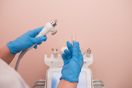 The cosmetologist includes a device for carrying out the procedure, attachments to the HydraFacial device for facial skin care in a spa clinic to combat acne or aging. 