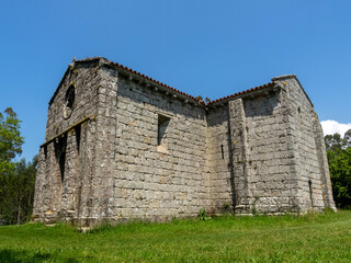 Fototapeta na wymiar Iglesia románica de san Miguel de Breamo (siglos XII-XIII). Pontedeume, A Coruña, España.