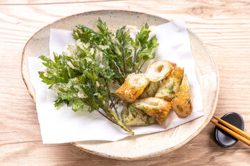 よもぎの天ぷらと竹輪の磯辺揚げ