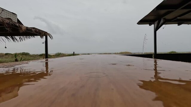 gotas de lluvia sobre la mesa en el agua