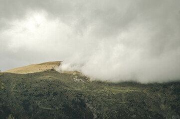 Cerro encapotado con rayo de sol en el Pirineo catalán.