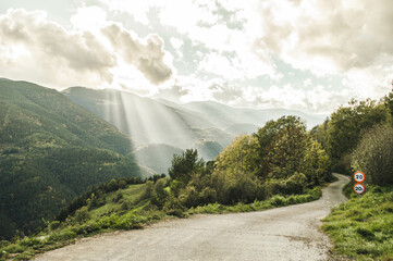 Rayos de sol que sobresalen de las nubes e iluminan el valle en el Pirineo