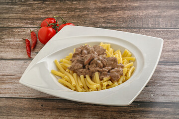 Creamy chicken liver with pasta