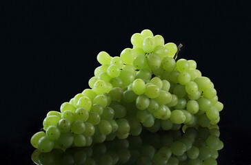 Bunch of white grapes with water drops on black background - obrazy, fototapety, plakaty