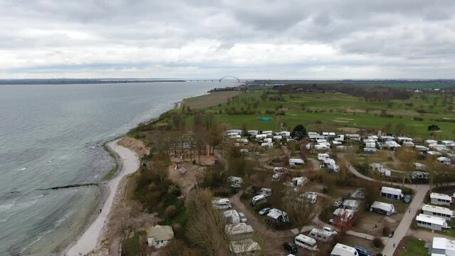 Spektakul&auml;rer Drohnenflug: Blick auf den Strand, die Ostsee und die Fehmarnsundbr&uuml;cke von der Insel Fehmarn