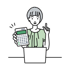 座ってデスクでノートPCを開いて電卓を持ってこちらに向けて見せているオフィスカジュアルの女性