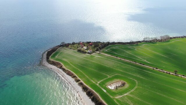 Paradiesinsel aus der Vogelperspektive: Luftaufnahme von Fehmarn mit Felderlandschaft, blauem Meer, Leuchtturm, Strand, Wellen und Windr&auml;dern