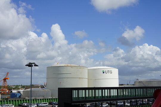 Teil vom Columbus Cruise Center und Parkplatz mit Tanklagern der Firma UTG im Hintergrund