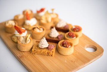 Plateau traiteur, cocktails, toasts et petits fours	