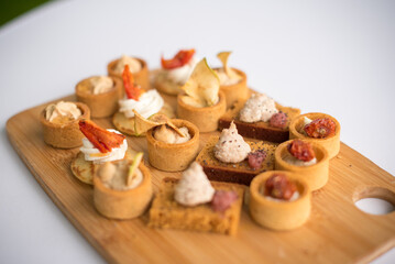 Plateau traiteur, cocktails, toasts et petits fours	