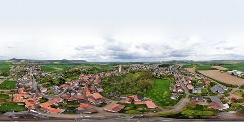 Majestätische Felsburg: Luftaufnahme der imposanten Burg in Hessen mit Bergkulisse, Burgturm,...
