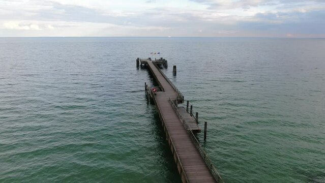 Drohnen&uuml;berflug der Seebr&uuml;cke in Gro&szlig;enbrode mit Flaggen und malerischem Meerblick von oben