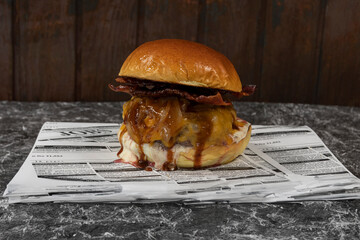 Detalle de una hamburguesa con carne, bacon, queso camembert 